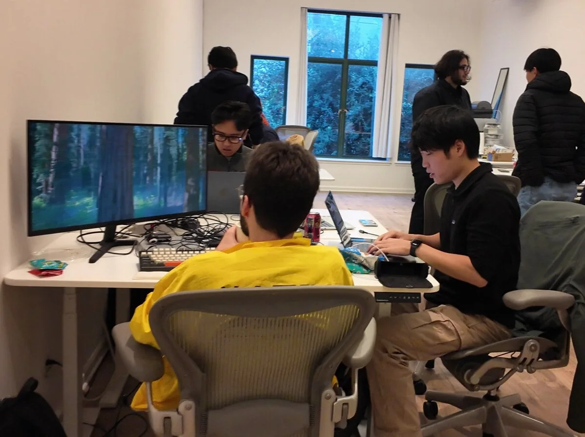 Hackathon MentraOS tháng 11 năm 2025